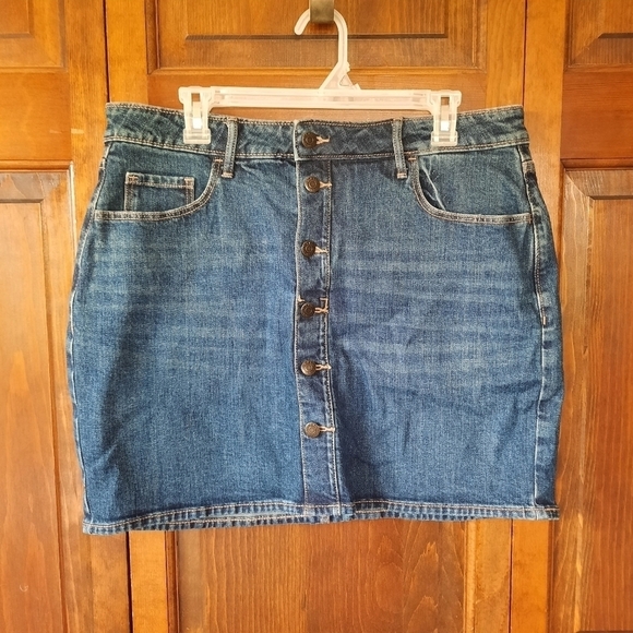 Old Navy Dresses & Skirts - 🛍 Old Navy High-rise Secret-slim Pockets Scottie medium wash denim mini skirt